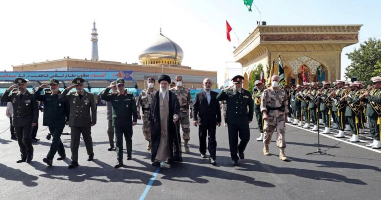المرشد عندما يعطي إشارة الحسم