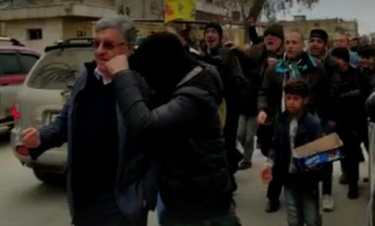 طرد-سالم-المسلط-من-مظاهرة-أعزاز