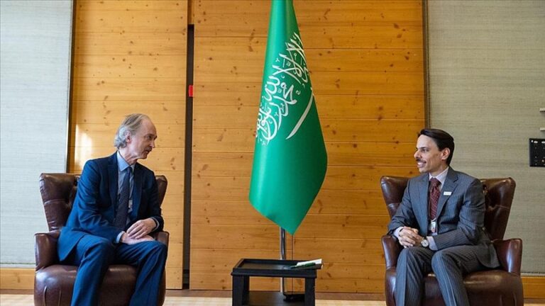 وزير الخارجية السعودي يبحث مع غير بيدرسن حل الأزمة السورية
