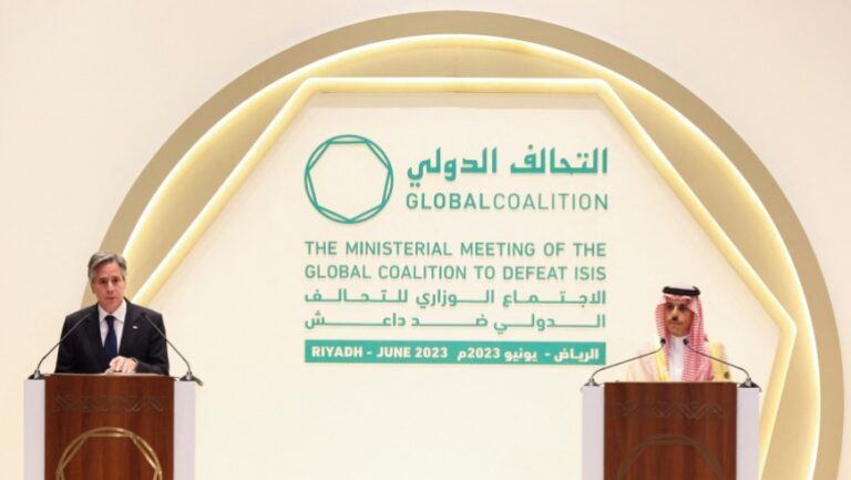 بلينكن من الرياض يجدد موقف واشنطن الرافض للتطبيع مع نظام الأسد