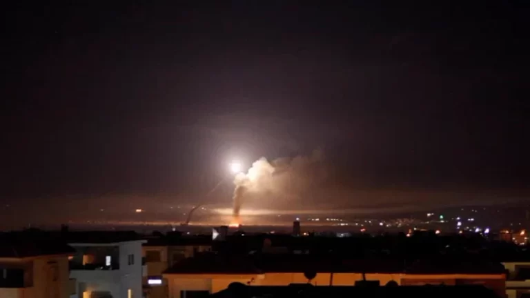 إسرائيل تقصف مطاري حلب والنيرب وقتلى من قسد غرب إعزاز