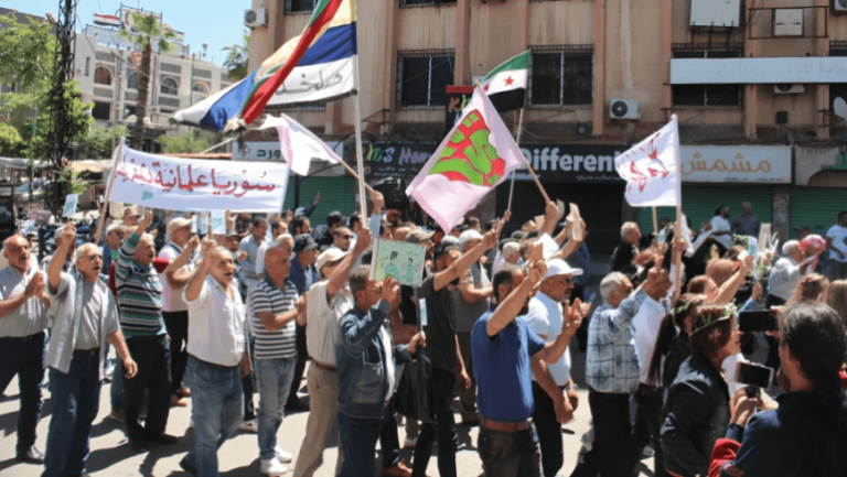 احتجاجات مستمرة.. متظاهرو السويداء يغنون للجيش السوري الحر في ساحة الكرامة