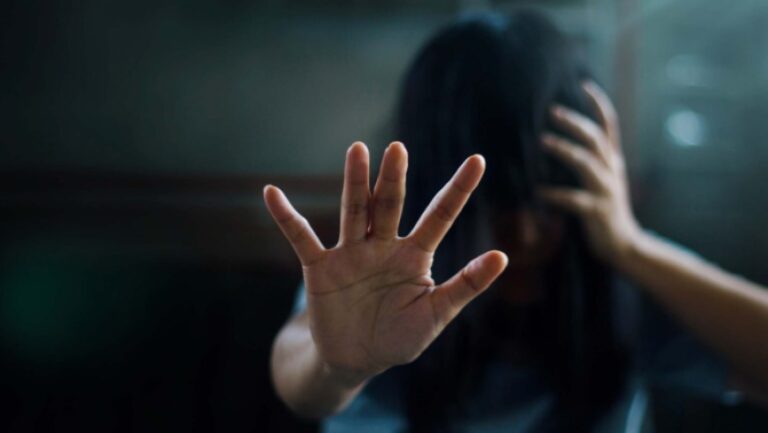 بعد تسريب فيديو للحادثة.. القبض على رجل عذّب ابنة زوجته في إدلب