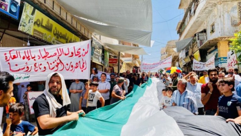 رسائل ولافتات.. متظاهرو إدلب وريفها يواصلون حراكهم المناهض للجولاني
