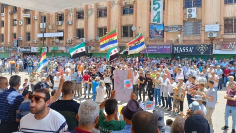 رغم استهداف ساحة الكرامة بالقنابل.. تجدد مظاهرات السويداء المنددة بالأسد