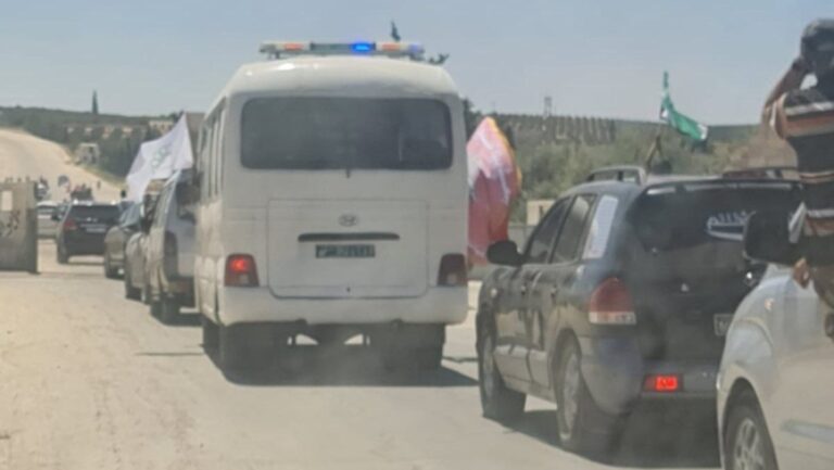رفضاً لافتتاحه.. عسكريون ومدنيون يهاجمون معبر أبو الزندين ويكسّرون غرفاً داخله