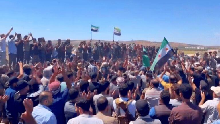 بمشاركة شعبية واسعة.. تشييع قتلى الاحتجاجات شمالي حلب