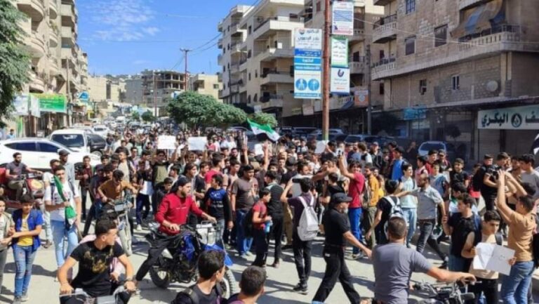 مظاهرة في عفرين تندد بالاعتداء على مدير مدرسة واعتقاله