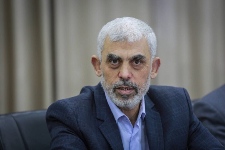 نظام الاتصالات منخفض التقنية ينقذ السنوار من الموت المحتم