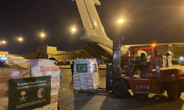 السعودية تسيّر جسر مساعدات إلى سورية.. ووصول أول طائرة لمطار دمشق الدولي