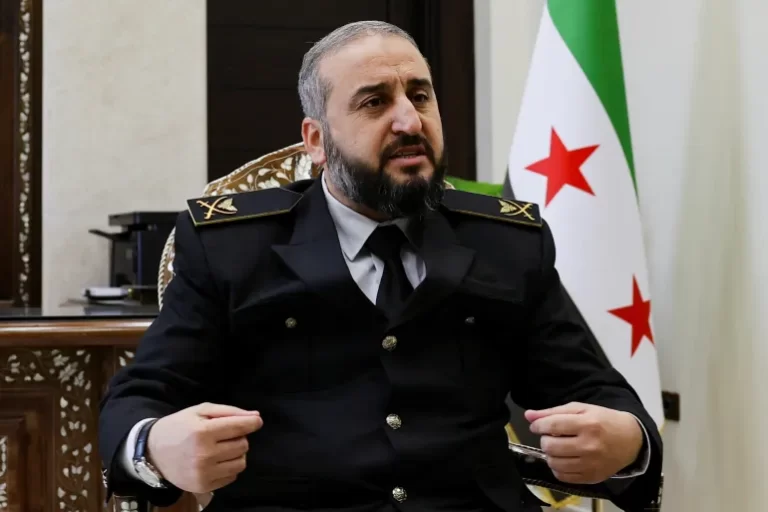 وزير الدفاع السوري يرفض مقترحاً كردياً بالبقاء ككتلة عسكرية منفصلة