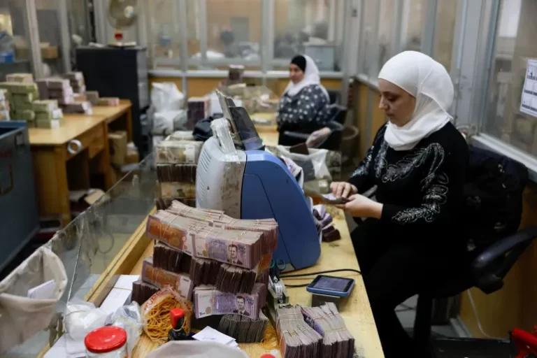 صعود سعر صرف الليرة السورية مقابل الدولار اليوم الاثنين