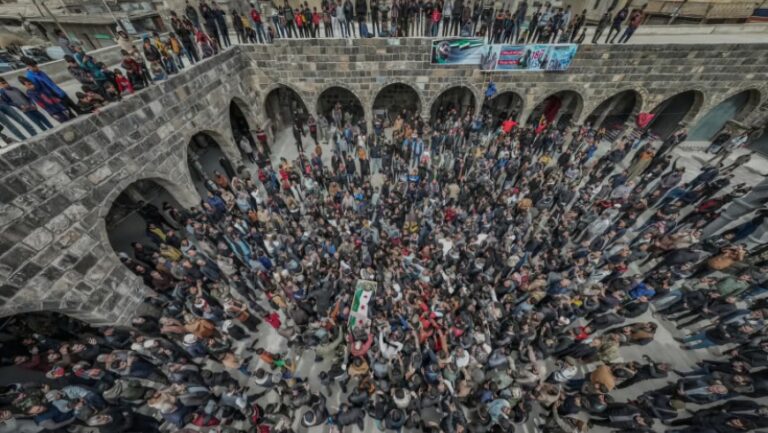يا يمّا بثوب جديد.. وداع حاشد للمنشد قاسم جاموس في مهد الثورة