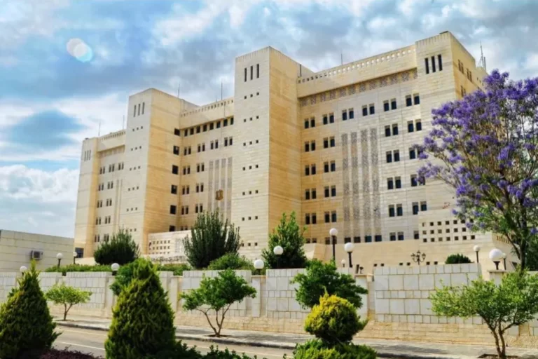الخارجية السورية توجه دعوة للدبلوماسيين المنشقين عن الأسد