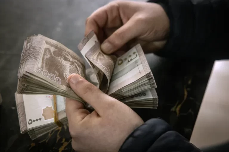 تراجع سعر صرف الليرة السورية مقابل الدولار اليوم الأحد