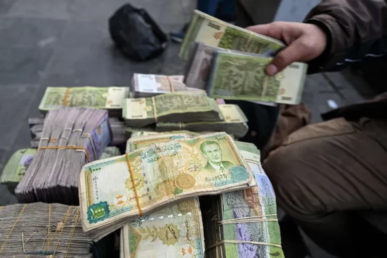 تراجع سعر صرف الليرة السورية مقابل الدولار اليوم الأربعاء