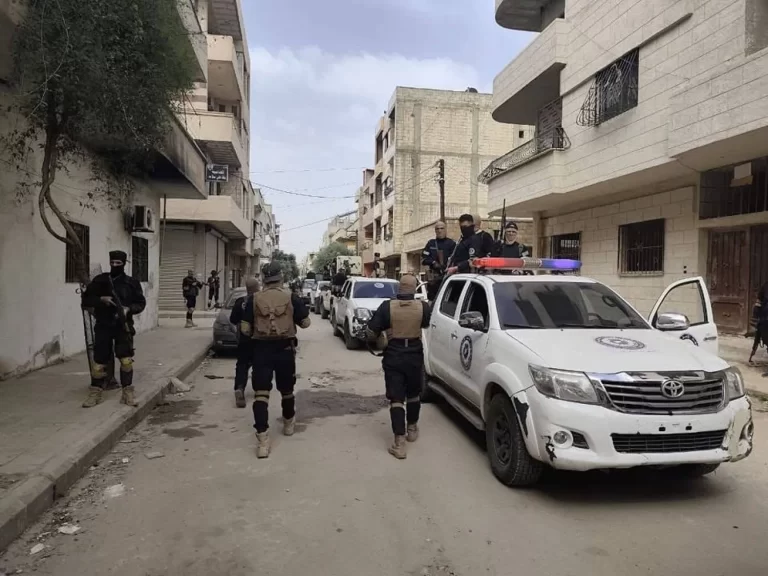 حملات أمنية في حمص واللاذقية بحثاً عن فلول وأسلحة
