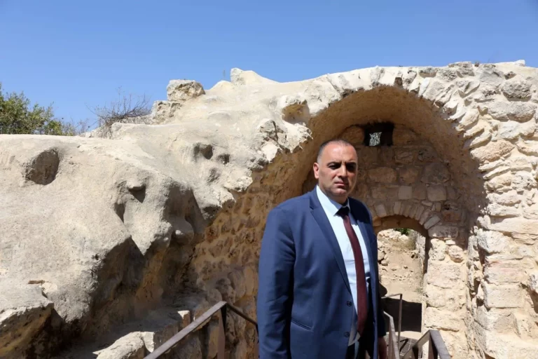 قرار إسرائيلي بإبعاد وزير شؤون القدس عن الضفة الغربية