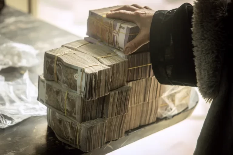 تراجع طفيف في سعر صرف الليرة السورية مقابل الدولار يوم الأحد