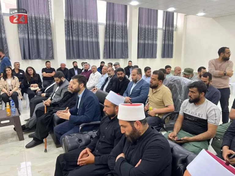 وفد من السويداء يجتمع مع مسؤولين في دمشق لاحتواء التصعيد