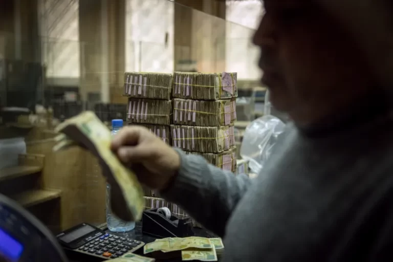 الليرة السورية تتراجع مقابل الدولار في تعاملات الخميس