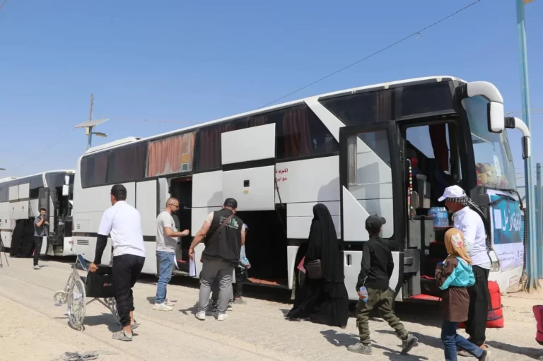 خروج أول دفعة من نازحي الهول نحو حلب بالتعاون بين الحكومة والإدارة الذاتية