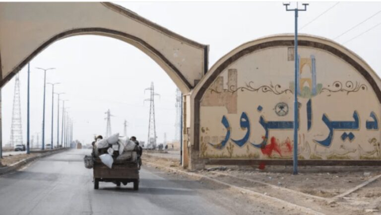 محافظ دير الزور ينذر الفعاليات التجارية بإزالة رموز وأعلام النظام المخلوع