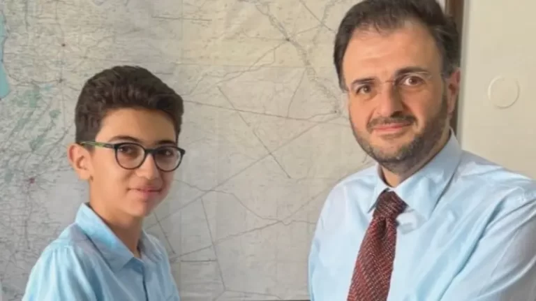 وزير يشغل السوريين.. نصّب طفلاً كمتحدث باسم وزارته