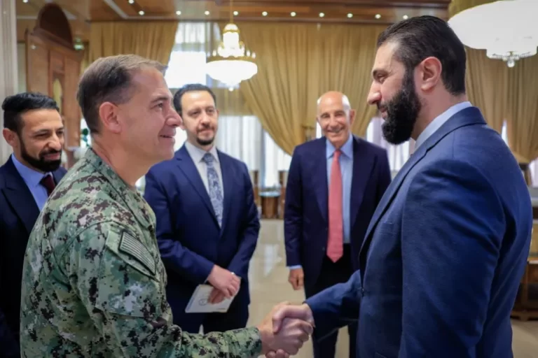 الشرع يبحث مع المبعوث الأميركي وقائد القيادة الوسطى تعزيز الأمن