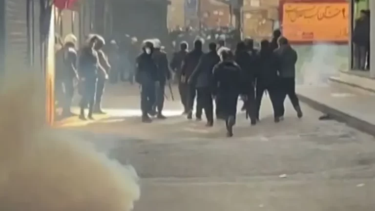 اتساع احتجاجات إيران.. وسقوط قتيلين في اشتباكات مع الأمن