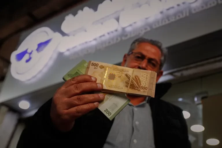 استقرار في سعر صرف الليرة السورية مقابل الدولار