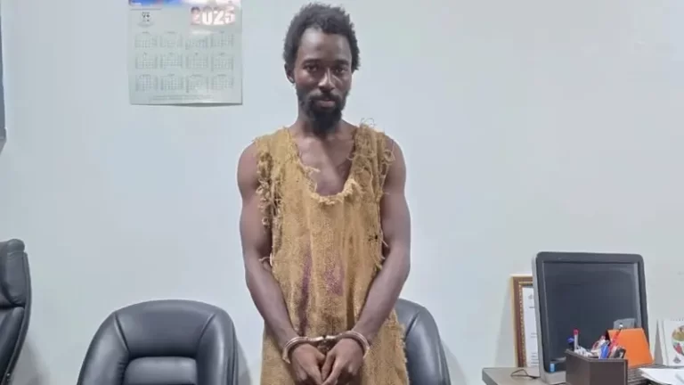 ظهر مكبل اليدين.. القبض على «مدعي النبوة» في غانا